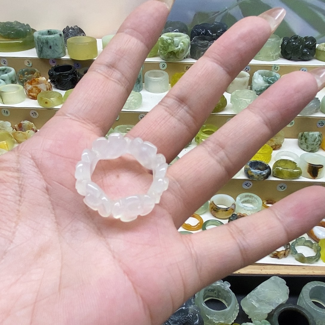 悠***香岫玉未镶嵌天然玉石戒指