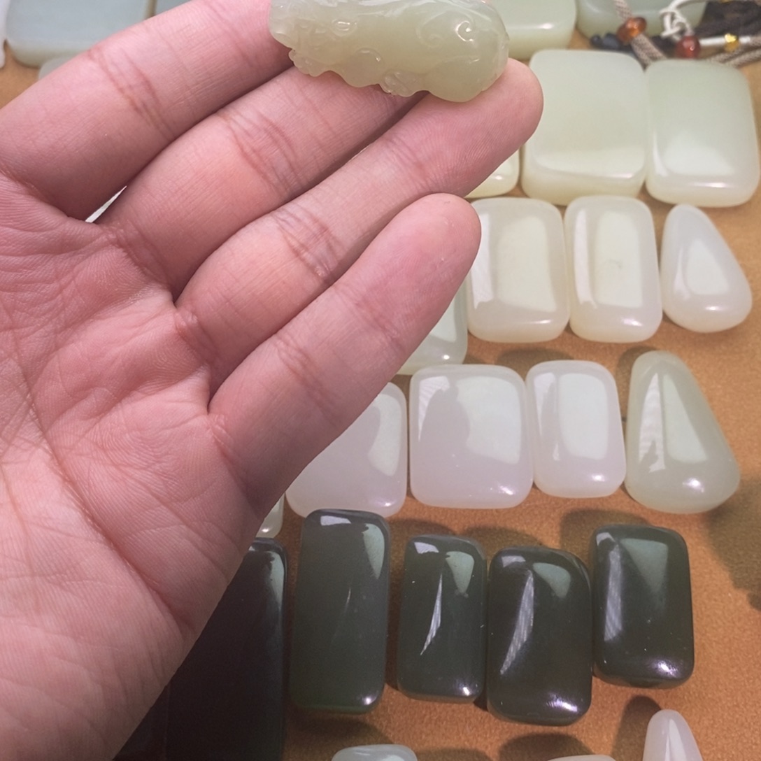 和田玉颈饰未镶嵌微瑕有包容冰晴水貔貅