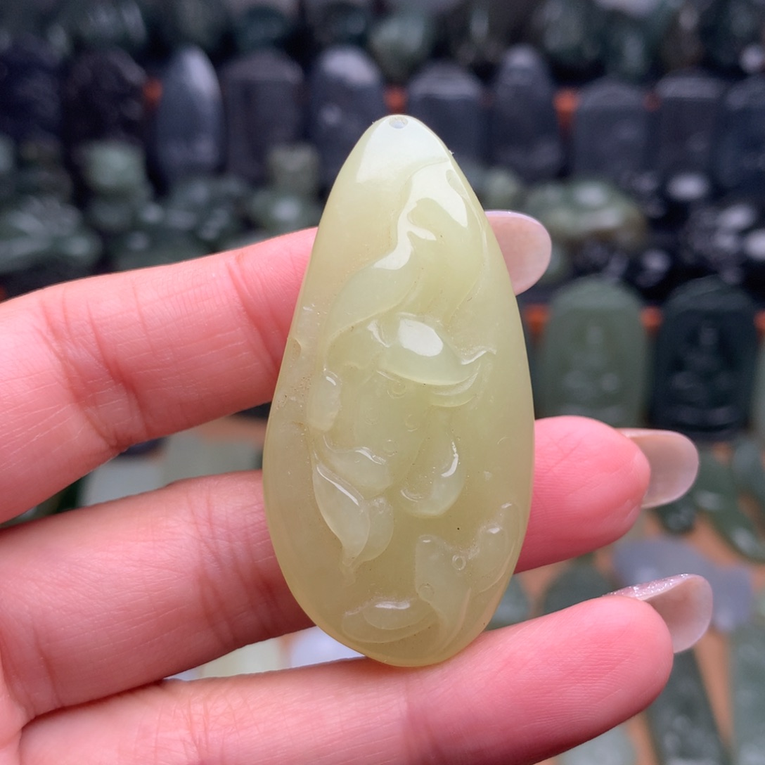 颈饰未镶嵌和田玉挂件06（有包容）