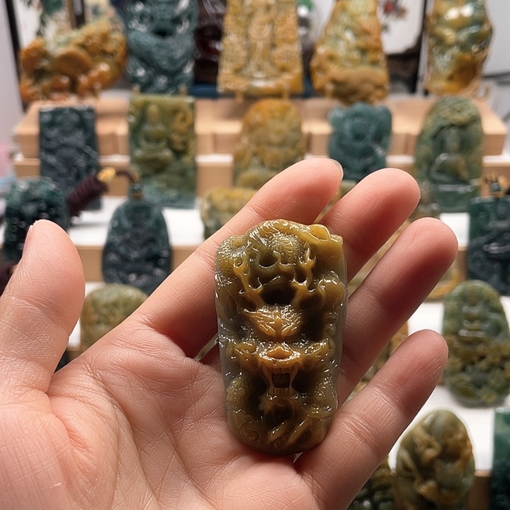 翡翠颈饰未镶嵌天然翡翠A货龙