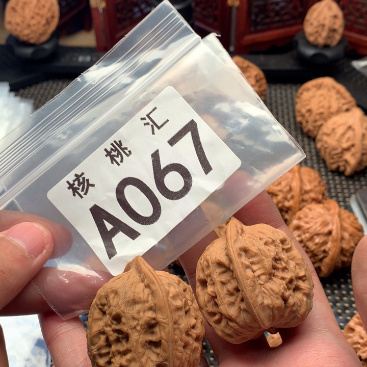 文玩核桃吊坠赤龙鸡心