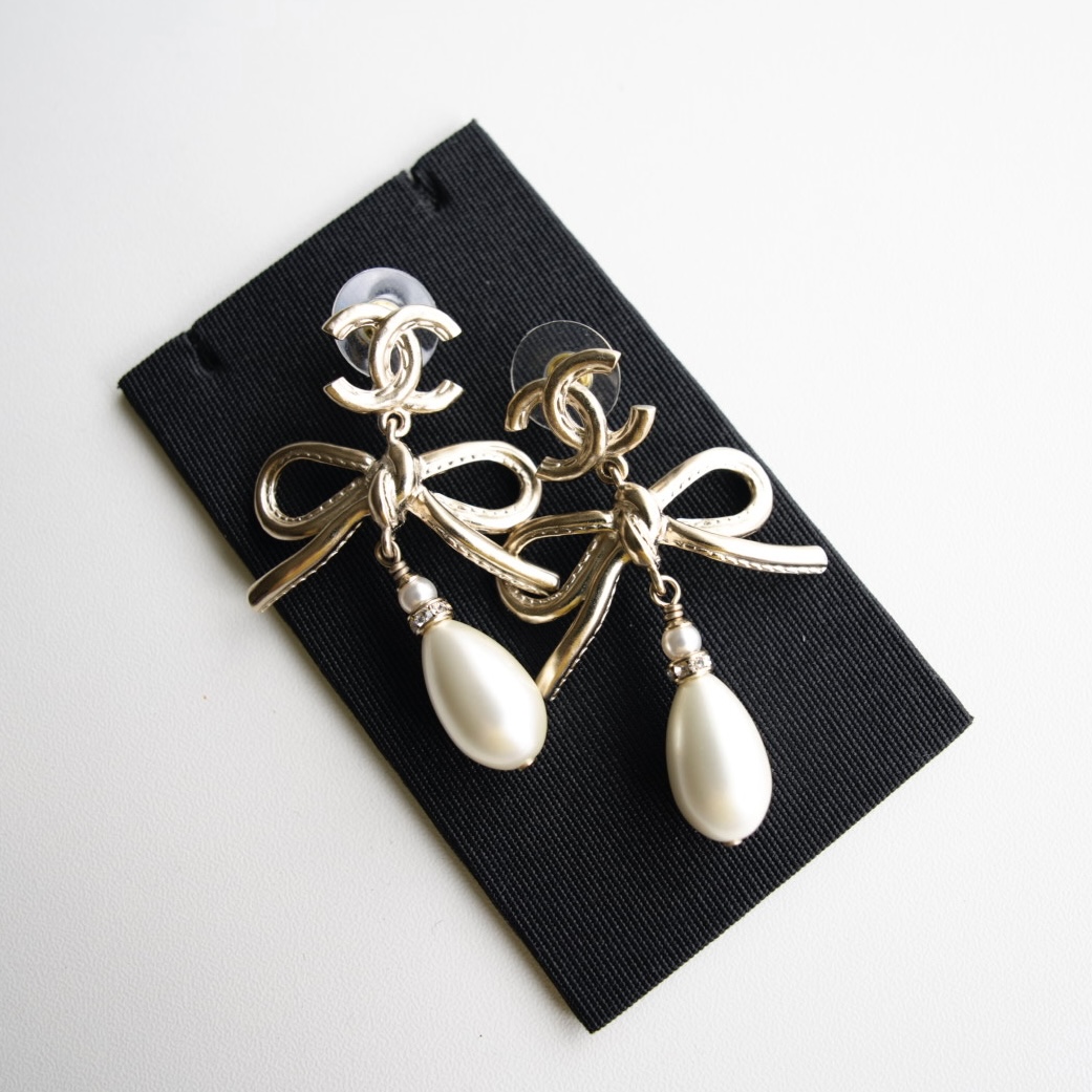 无折回Chanel 水滴珍珠蝴蝶结耳钉
