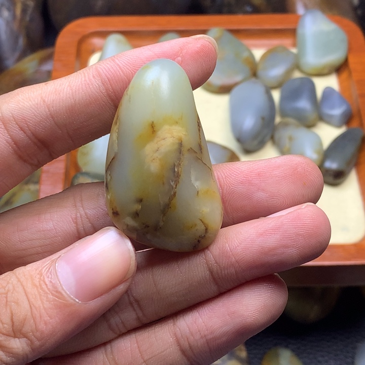 温***玉和田玉未镶嵌颈饰