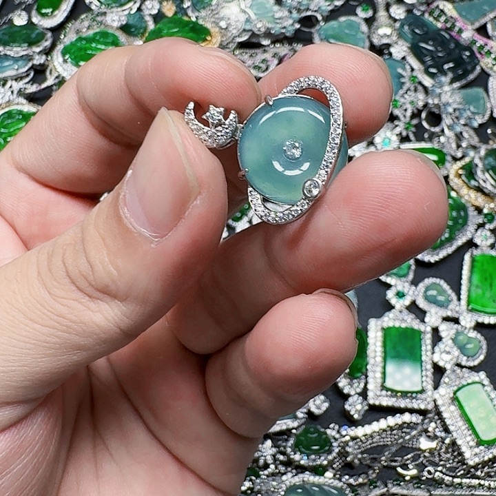 翡翠颈饰未镶嵌 天然A货翡翠放漏