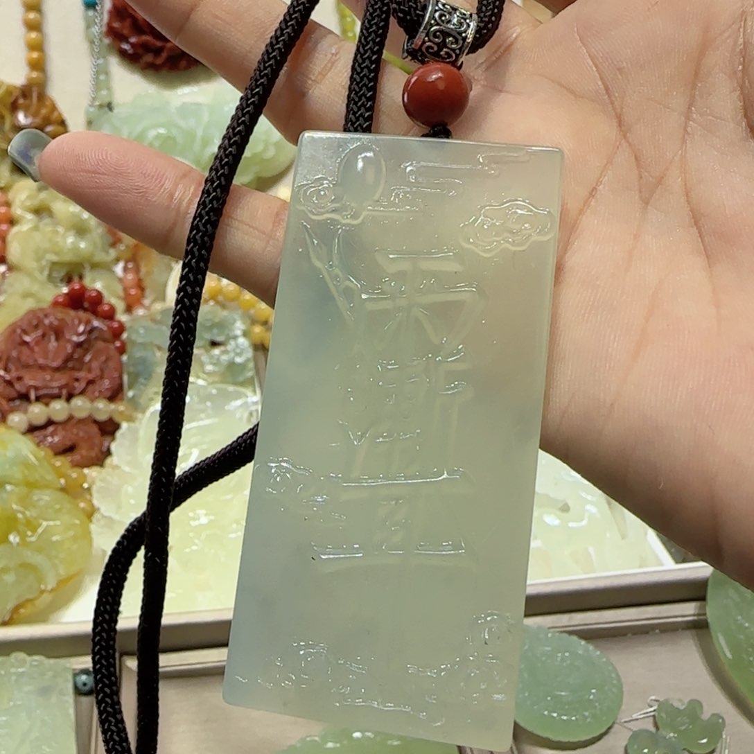 未镶嵌蛇纹石玉吊坠