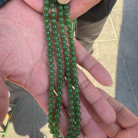 和田玉颈饰未镶嵌俄罗斯卡6阳绿108，小点