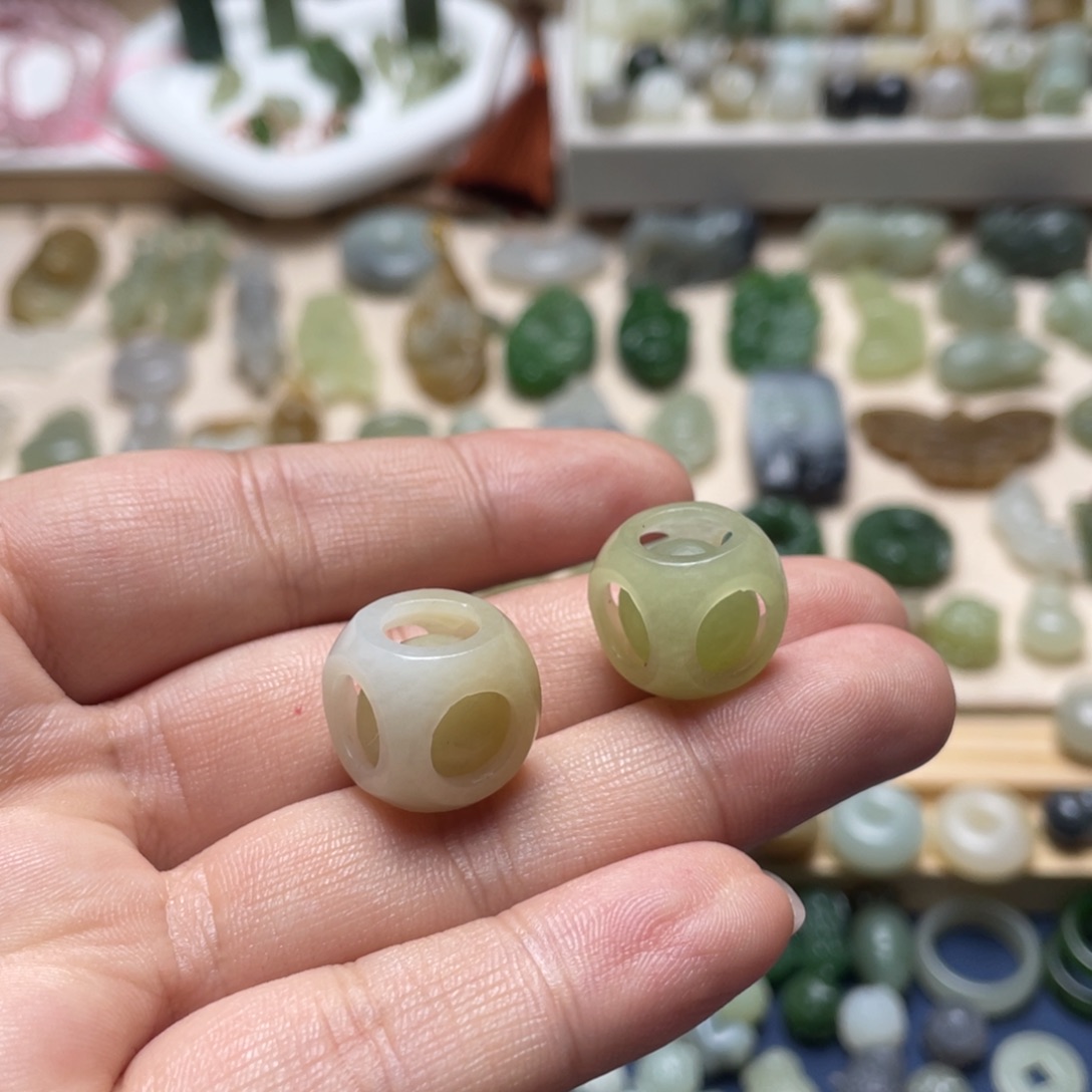 和田玉未镶嵌颈饰一个