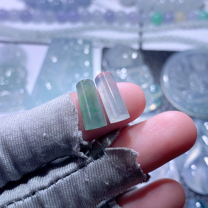 翡翠未镶嵌颈饰一对