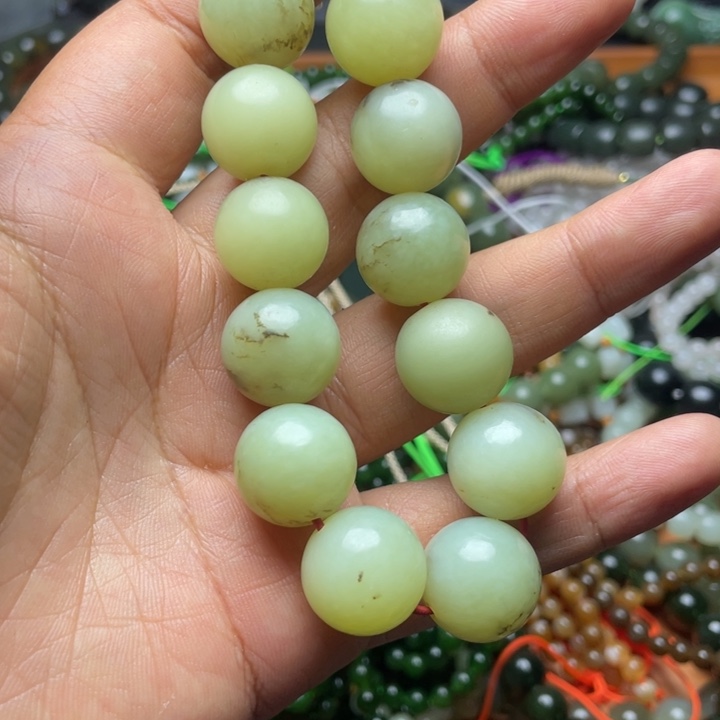 未镶嵌和田玉珠宝半成品有包容
