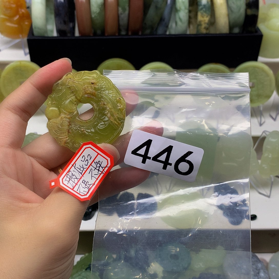 蛇纹石玉颈饰未镶嵌