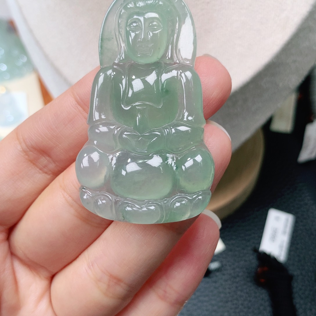 颈饰18K金镶嵌翡翠观音