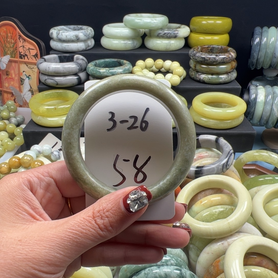 蛇纹石玉未镶嵌手镯