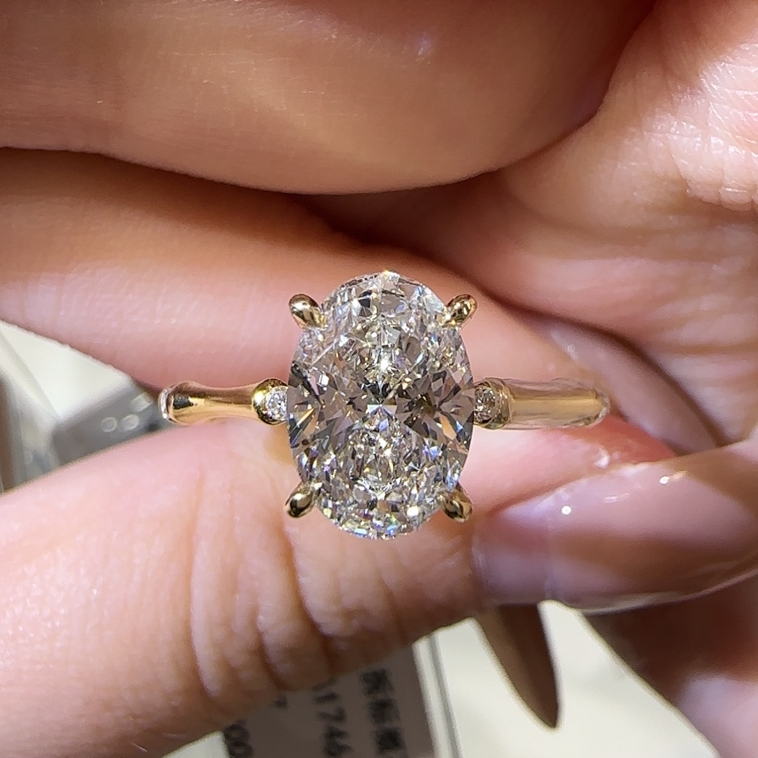 实验室培育钻石18K金镶嵌竹节椭圆1.5卡