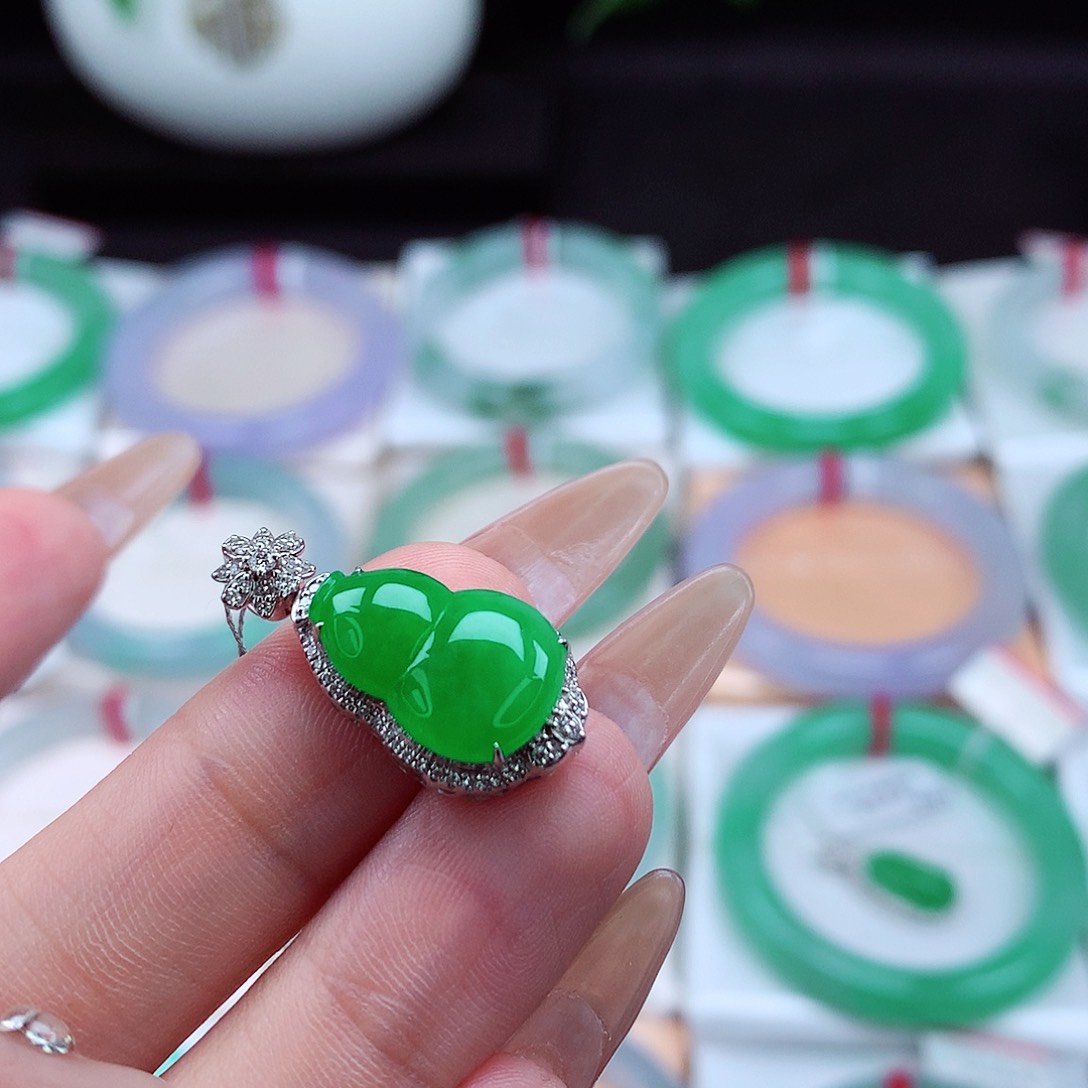 翡翠吊坠(不含链)18K金镶嵌辣阳绿葫芦