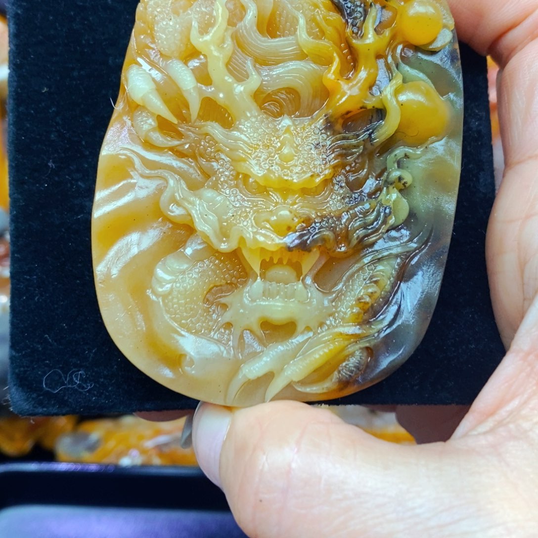未镶嵌石英质玉（黄龙玉）颈饰