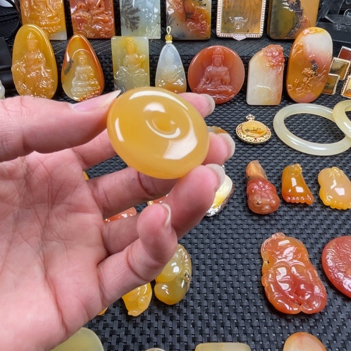 杨***Y石英质玉（黄龙玉）未镶嵌颈饰