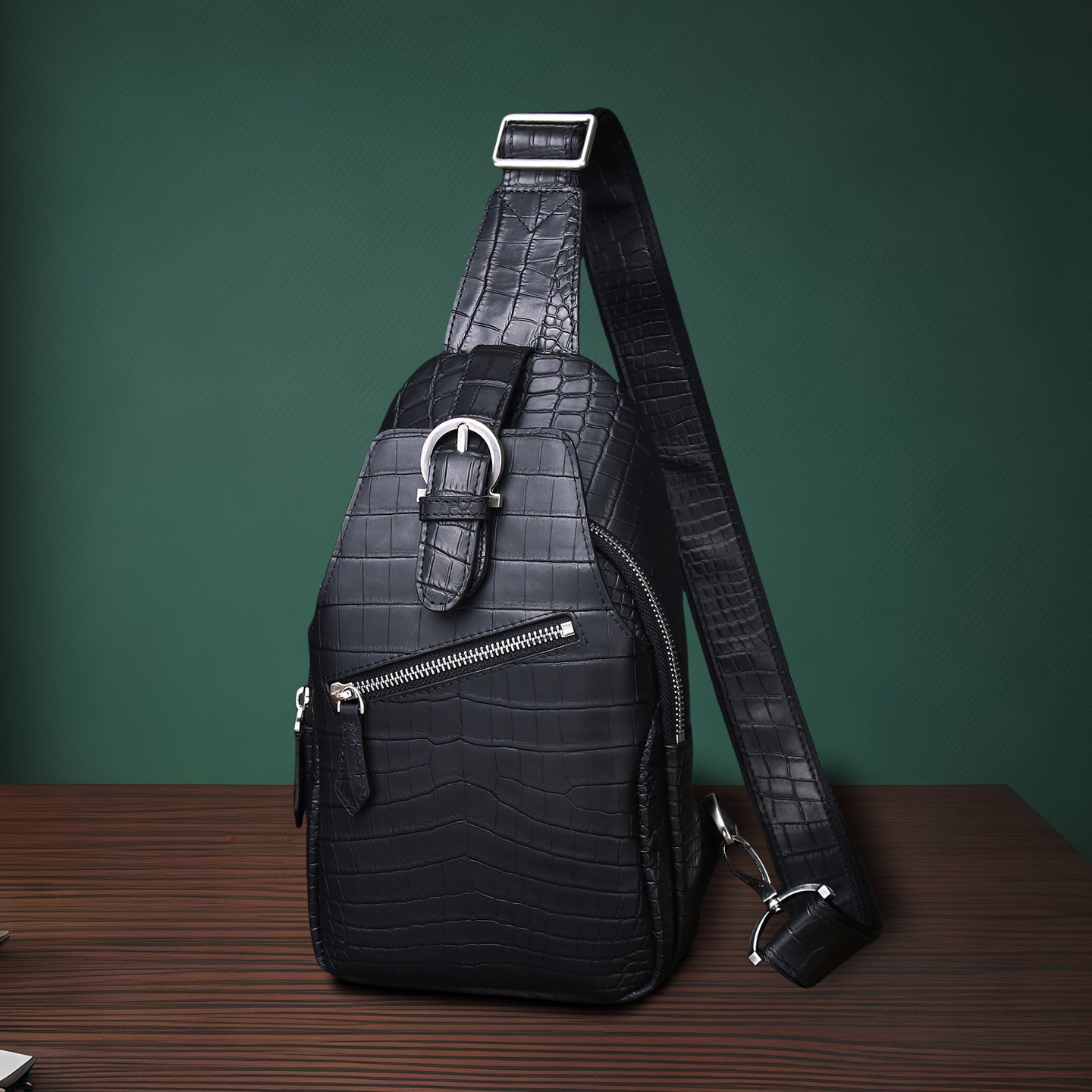 鳄鱼纹男包胸包2025新款真皮大容量潮雾面哑光商务休闲斜跨单肩包