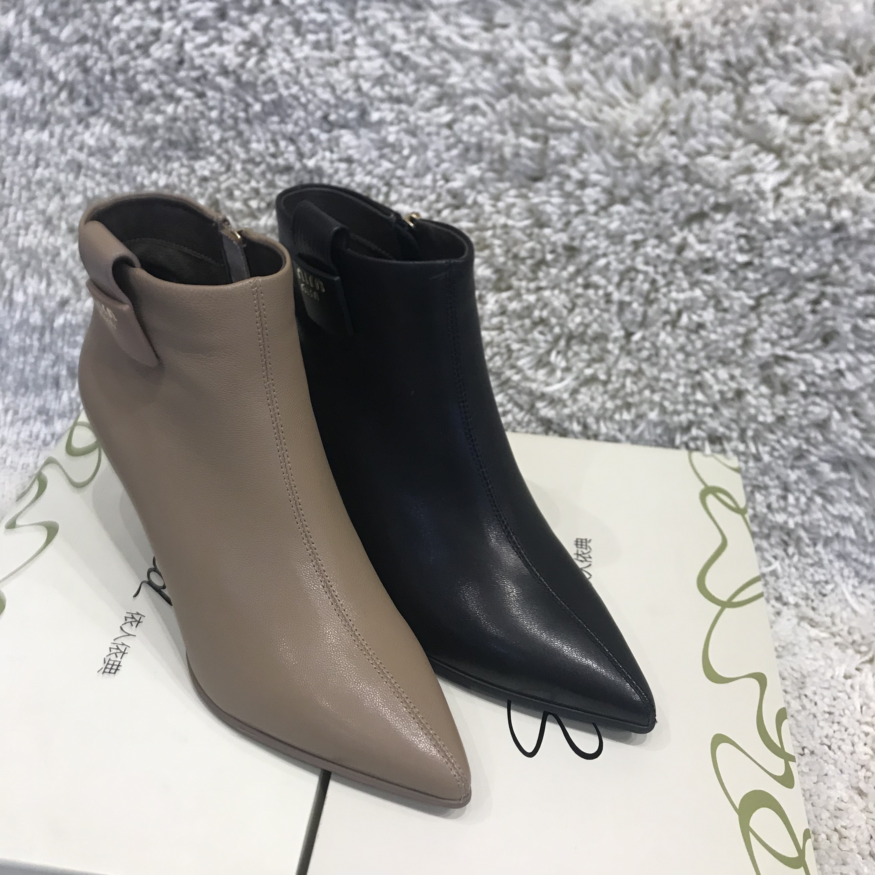 尖头靴子时尚中跟布绒细跟短靴精致气质十足