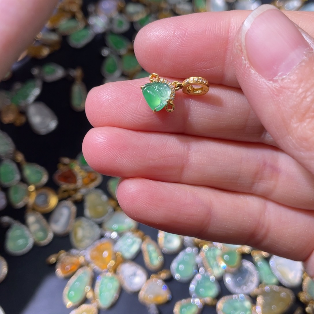 翡翠颈饰18K金镶嵌梦**花