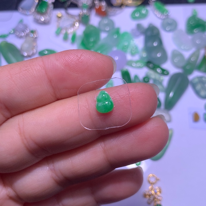 翡翠未镶嵌颈饰葫芦