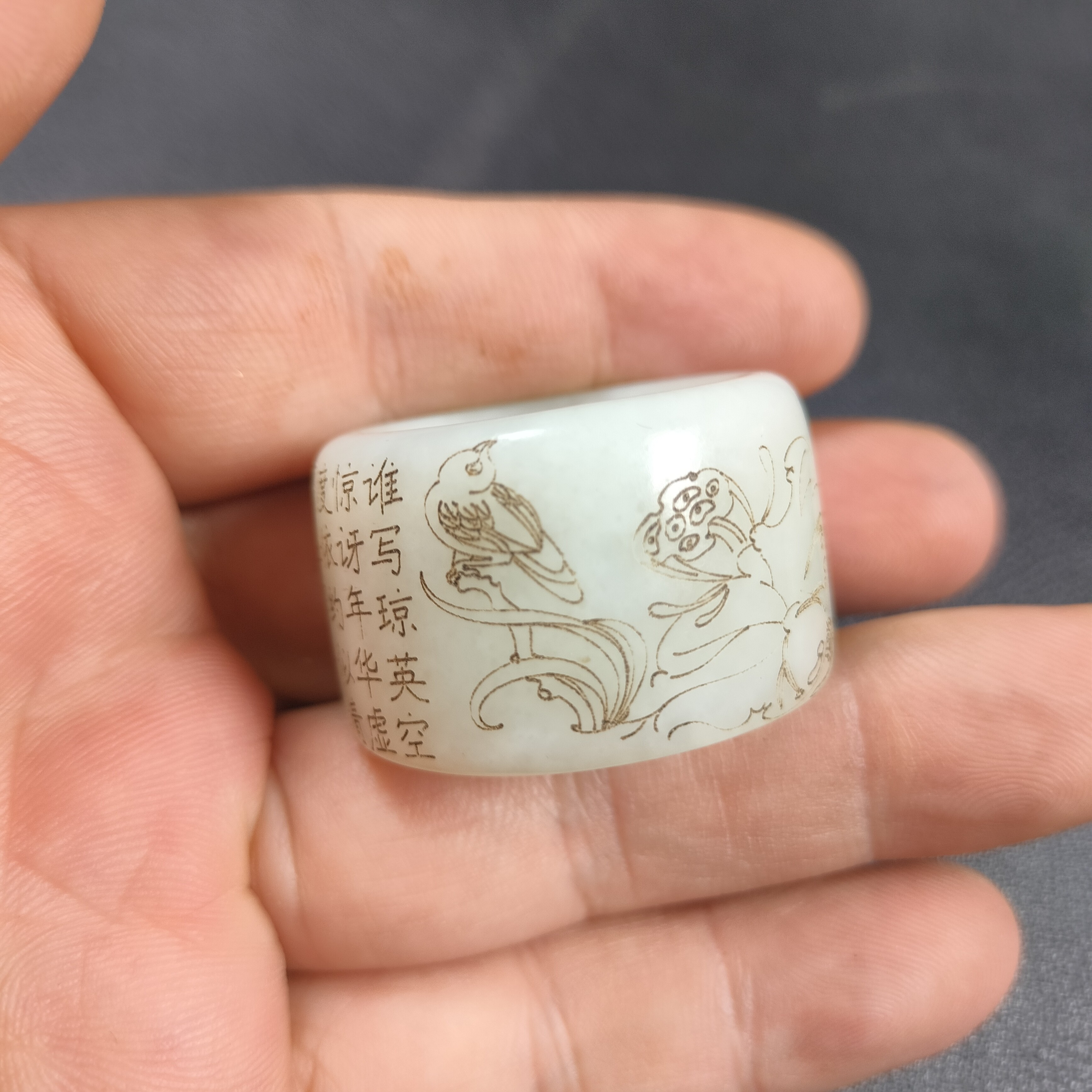 和田玉纯手工民族风花鸟文字扳指，外径3.3内径2.2高2.3.重量30克
