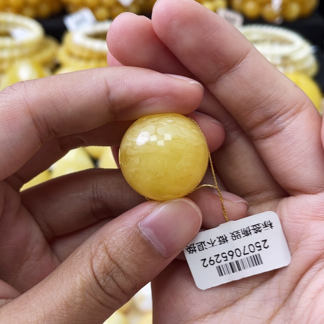 琥珀未镶嵌珠宝奇石燕**巢微瑕21mm