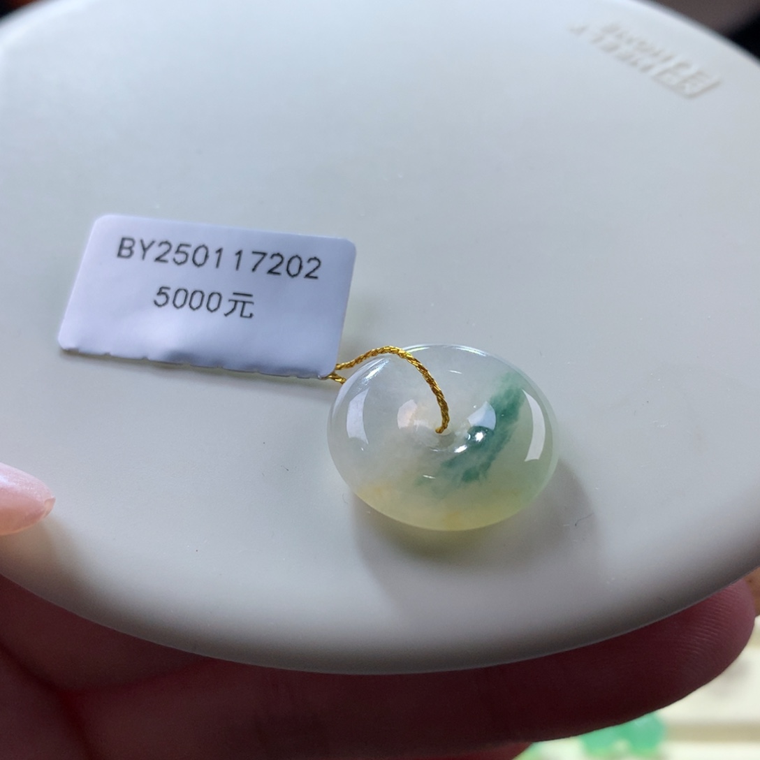 翡翠颈饰未镶嵌翡翠冰淡黄翡飘一抹绿平安扣