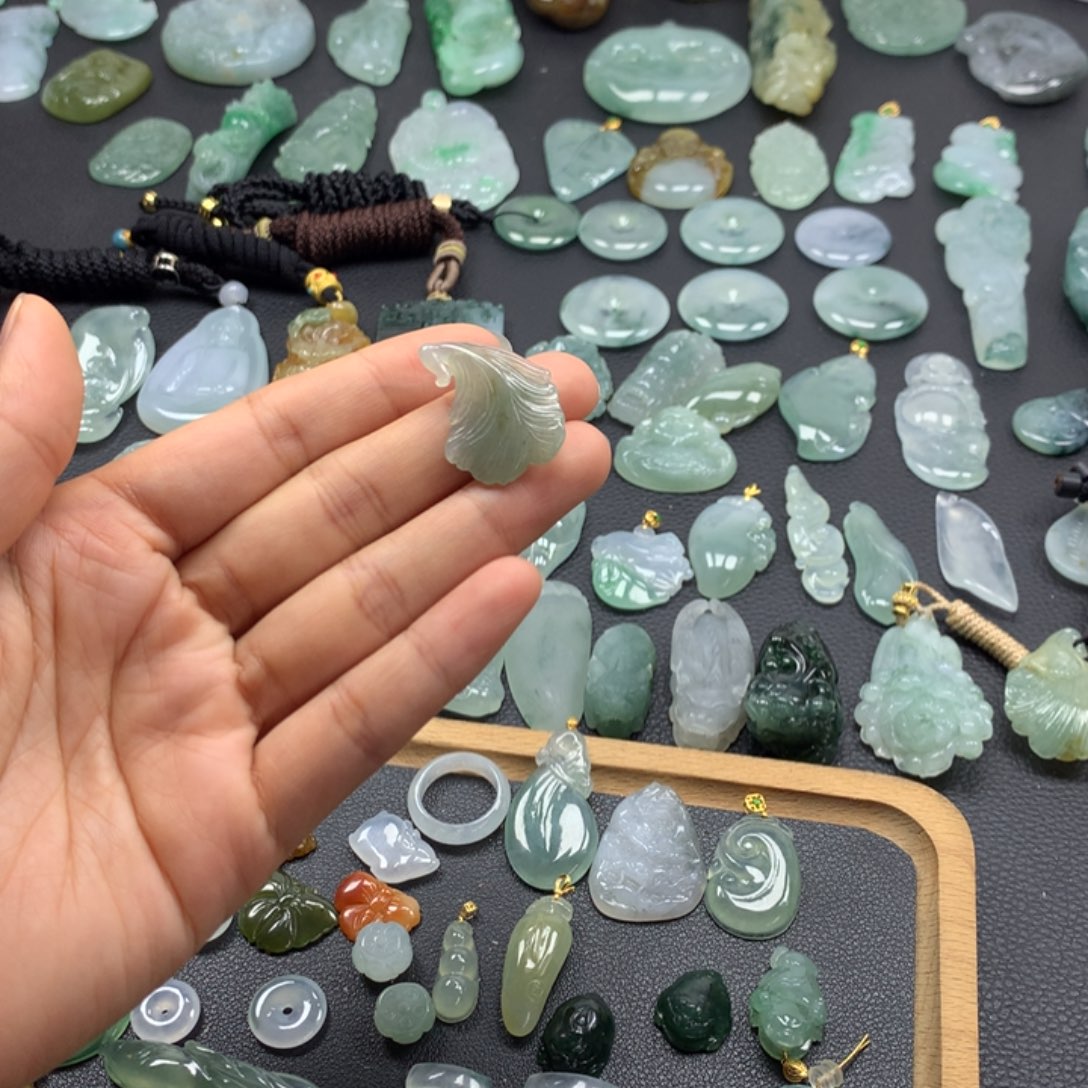 翡翠颈饰未镶嵌银杏叶