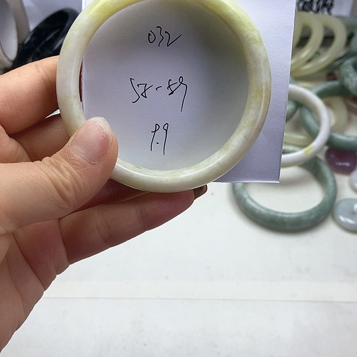 石英质玉手镯未镶嵌