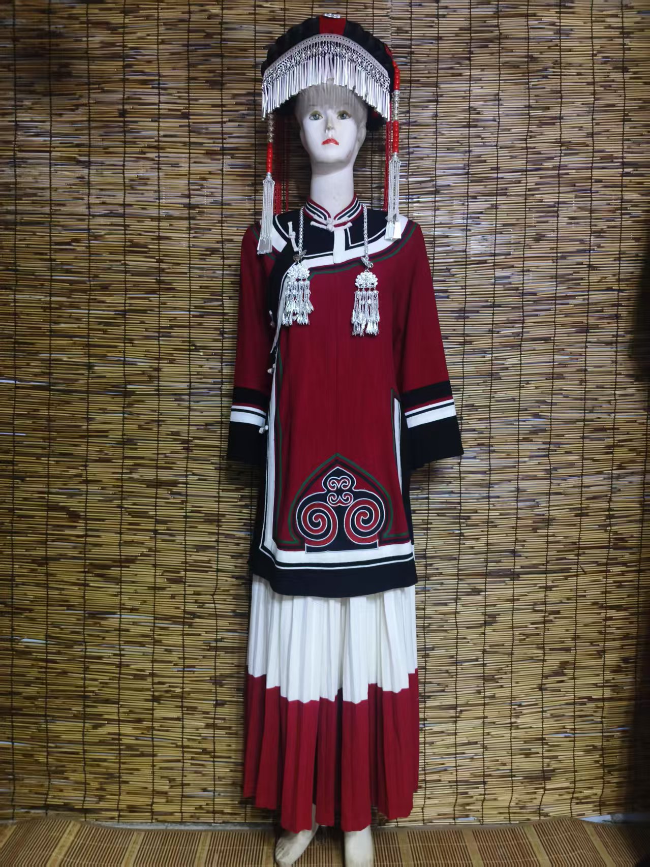 彝族民族服饰刺绣旅拍火把节套装传统特色服装写真