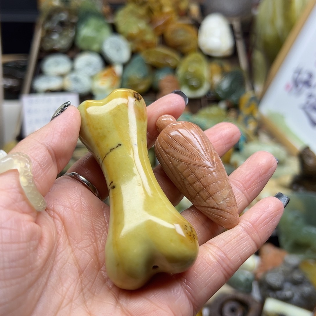 翊***儿未镶嵌岫玉颈饰辽阳料骨头和玉米两个