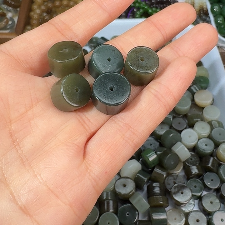 和田玉未镶嵌颈饰一组5个139