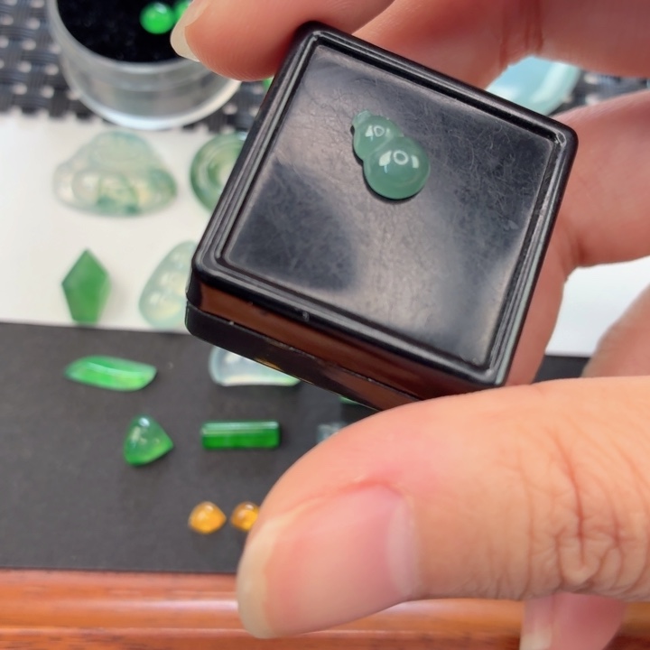 用***8翡翠未镶嵌颈饰翡翠