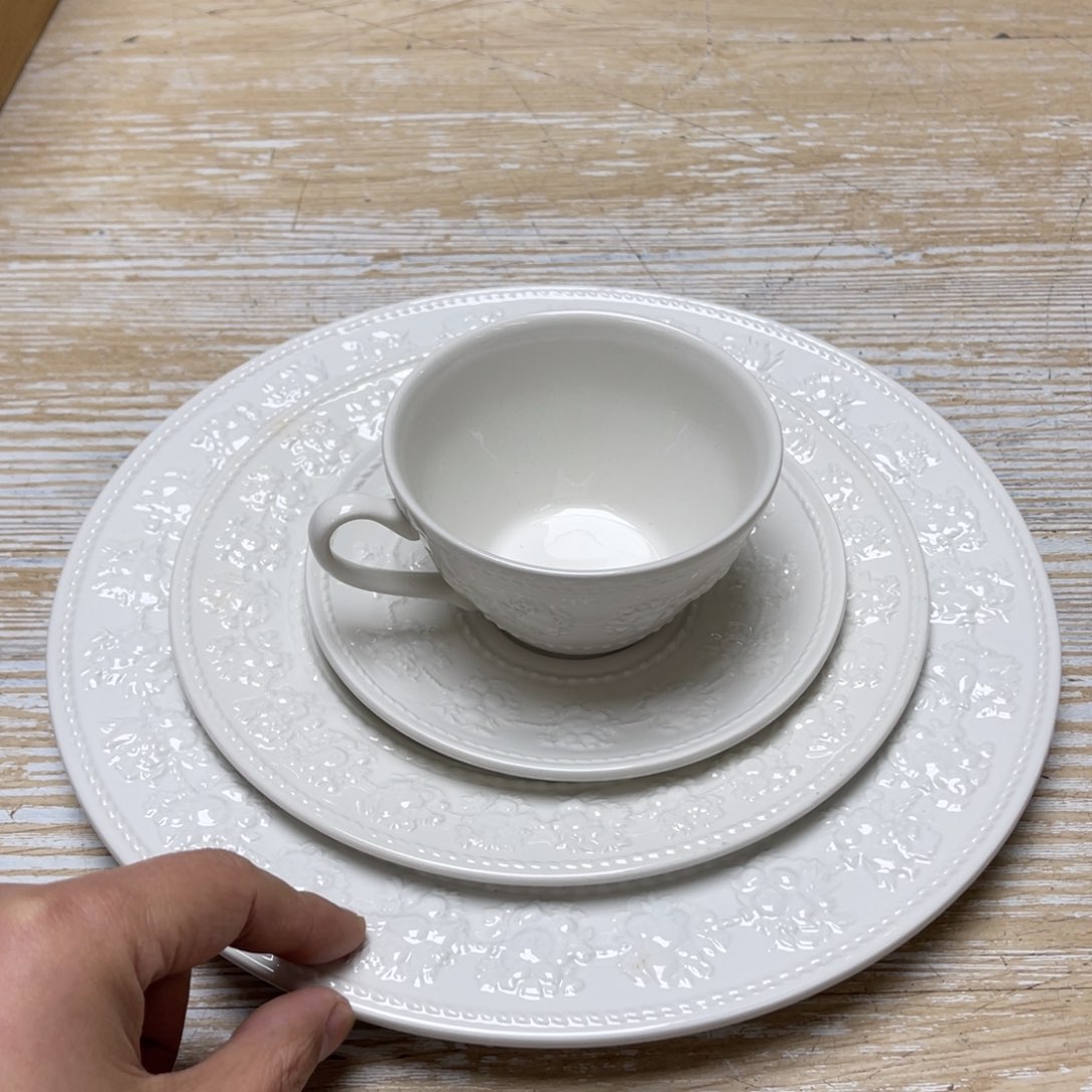 瓷片密密麻麻地排列着一个大