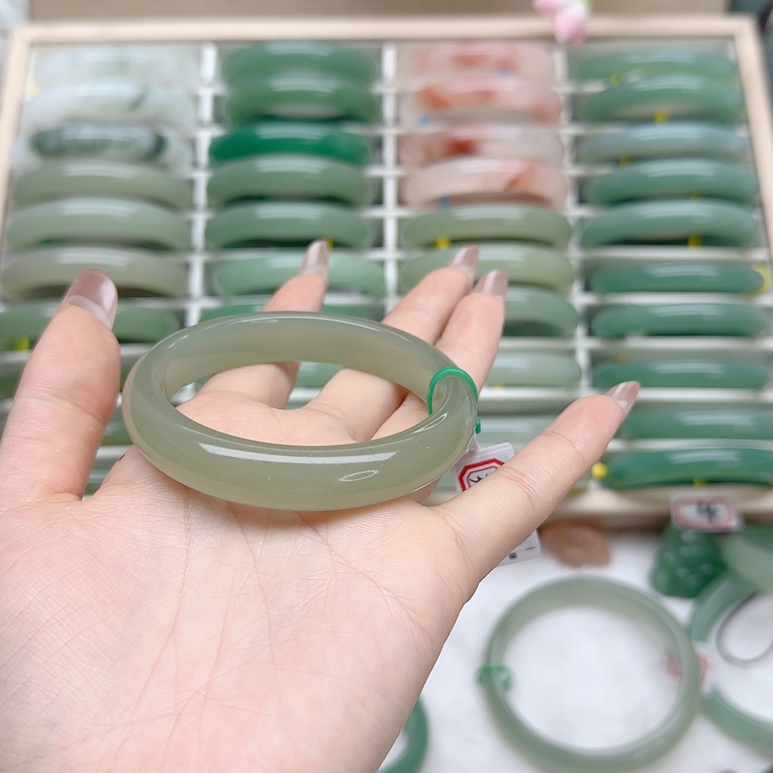 石英质玉手镯未镶嵌56口径