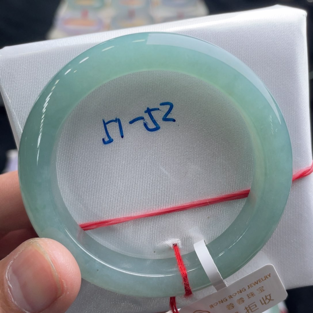 翡翠手镯未镶嵌翡翠手镯