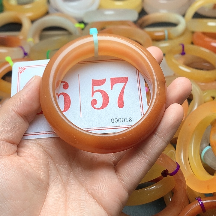 未镶嵌石英质玉（黄龙玉）手镯