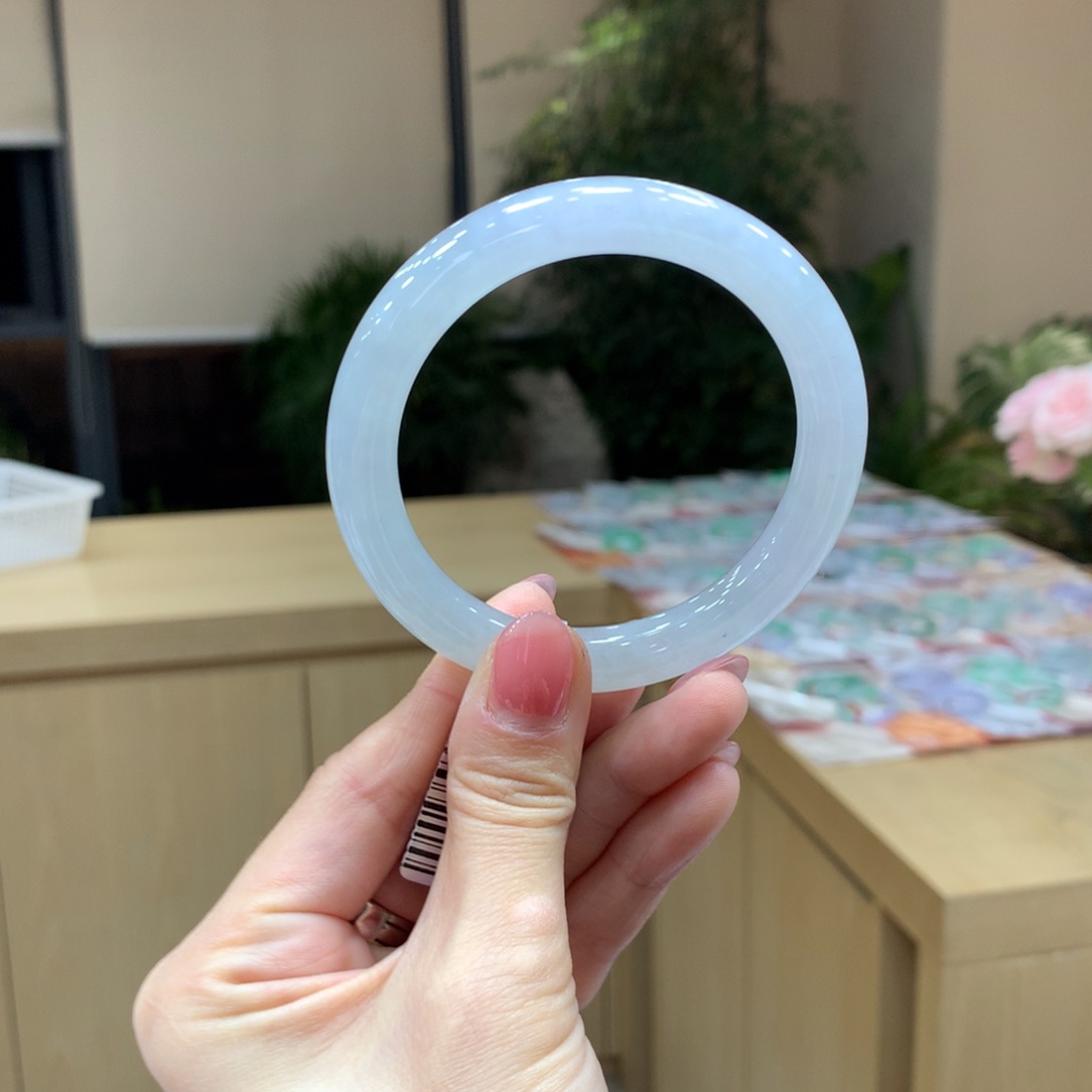 翡翠手镯未镶嵌不退不换