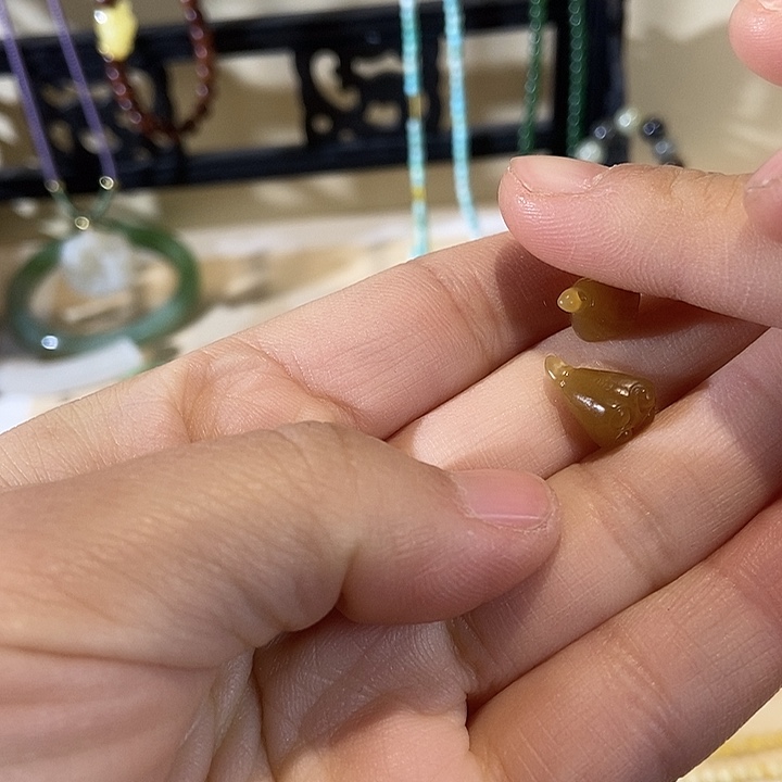 南红玛瑙合金挂件这个