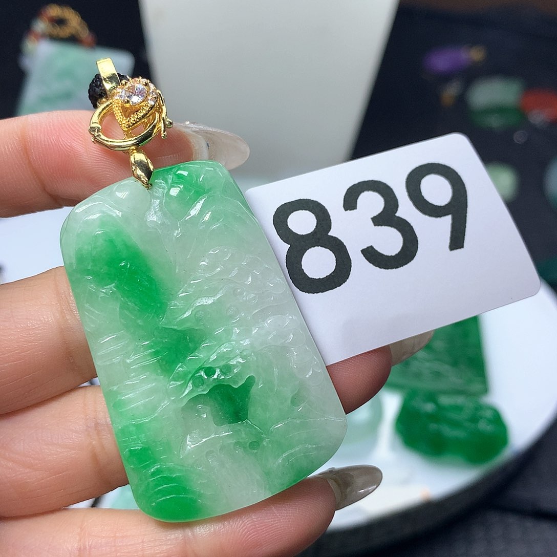 翡翠吊坠(赠链)未镶嵌
