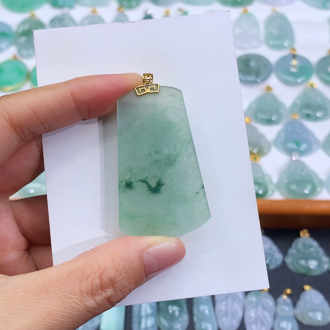 翡翠18K金镶嵌颈饰翡翠吊坠