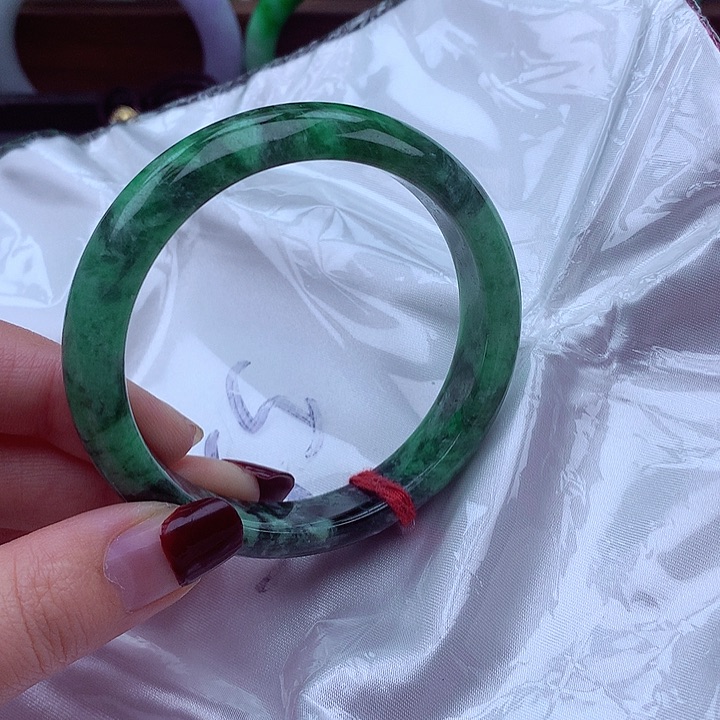 翡翠手镯未镶嵌翡翠