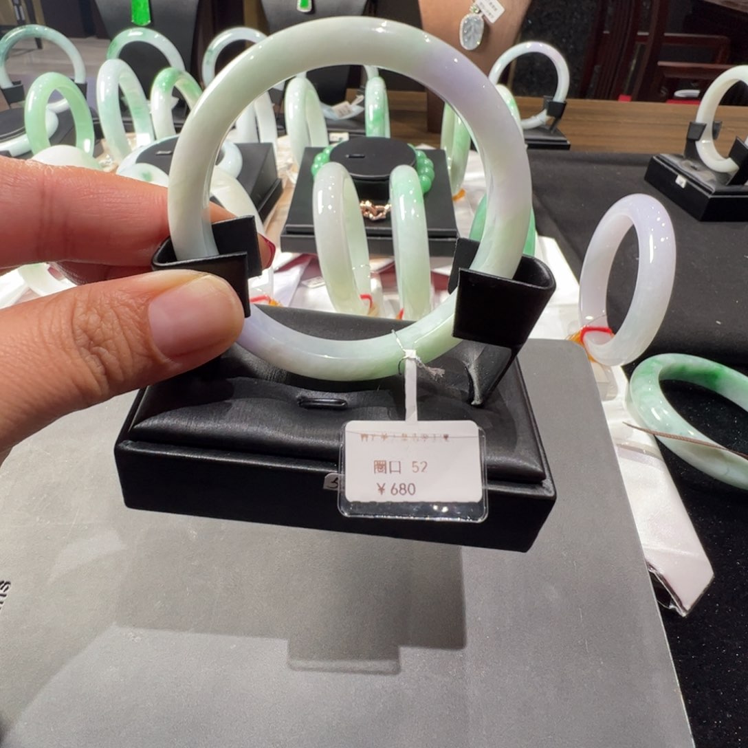 翡翠手镯未镶嵌春彩