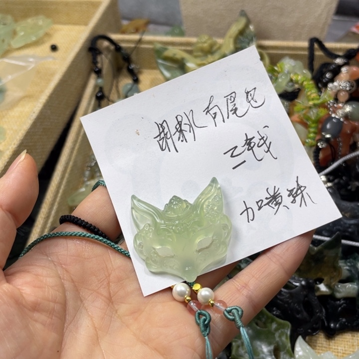胡***巴蛇纹石玉合金颈饰