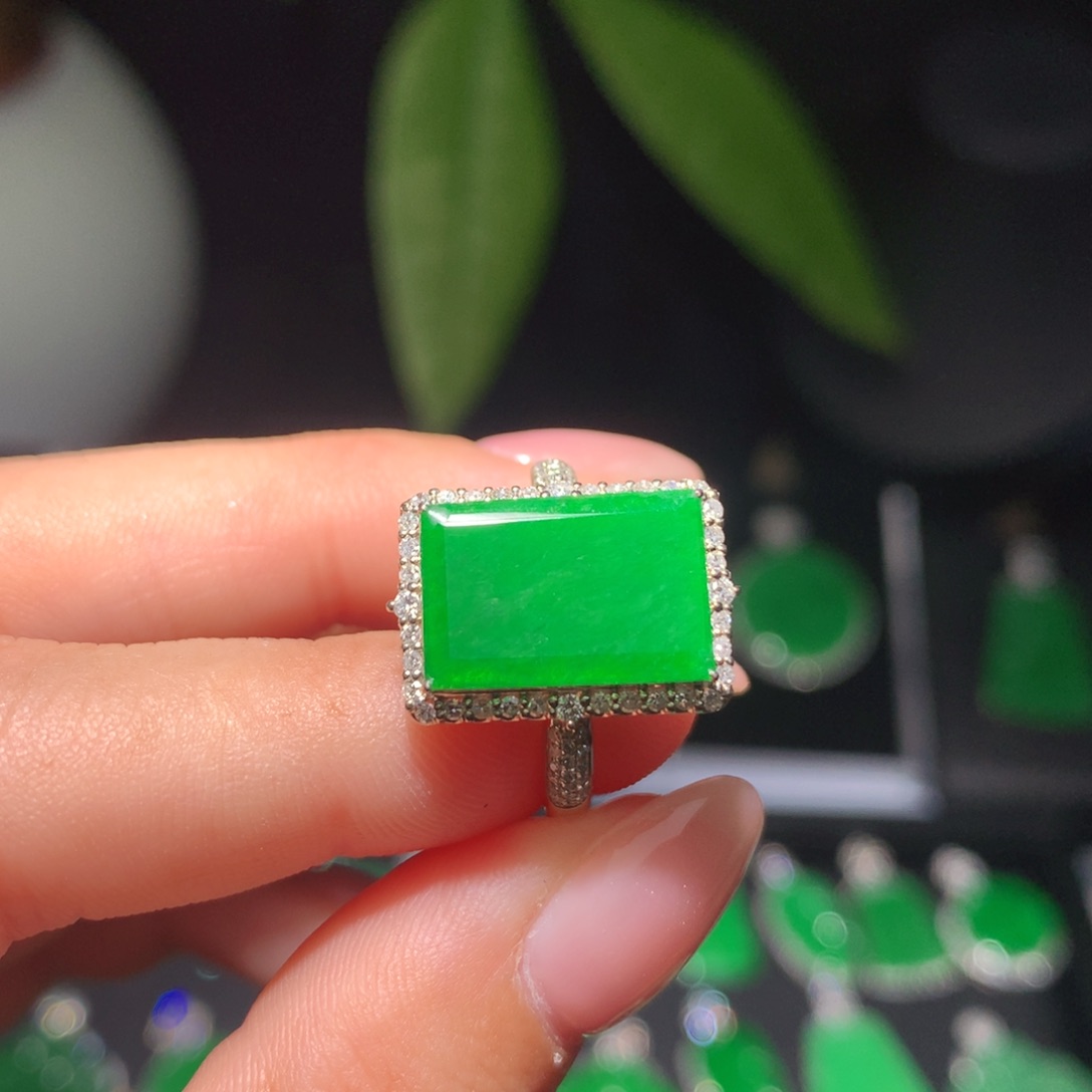 翡翠18K金镶嵌颈饰翡翠