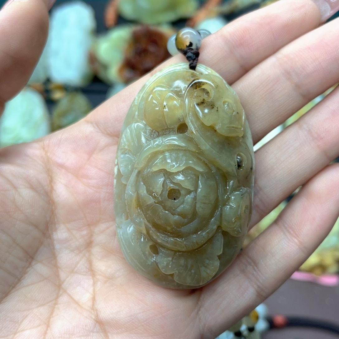 蛇纹石玉颈饰未镶嵌