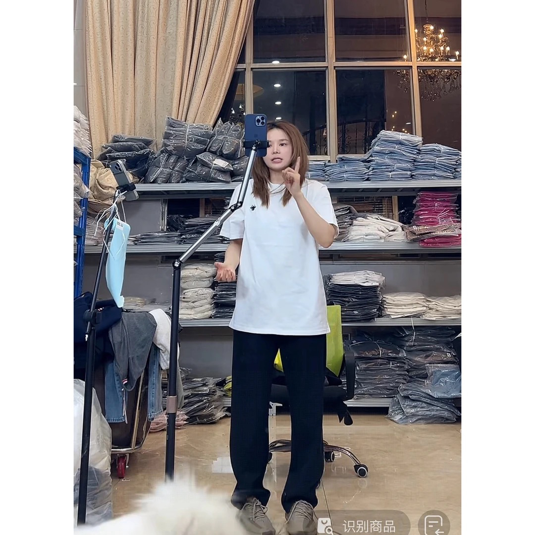 No style 圆领蜜蜂刺绣小标宽松短袖