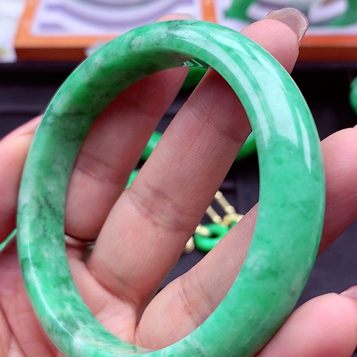 翡翠手镯未镶嵌翡翠