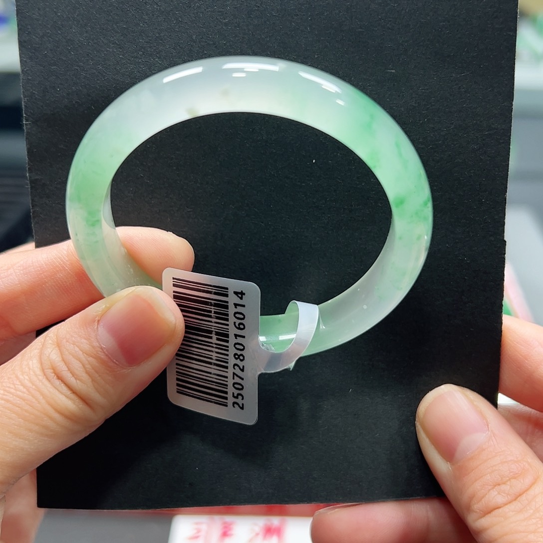 泡***泡石英质玉（非洲翠）未镶嵌手镯