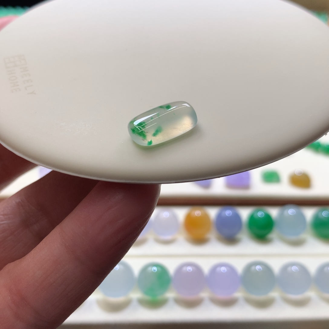 定制翡翠未镶嵌金丝翠绿飘花马鞍